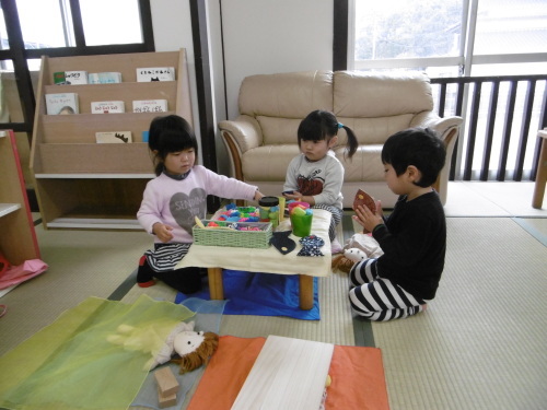 「花の子クラスの遊び」_a0323443_11562994.jpg