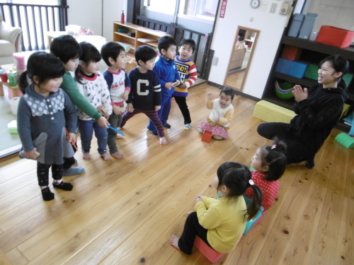 「花の子クラスの遊び」_a0323443_11563288.jpg