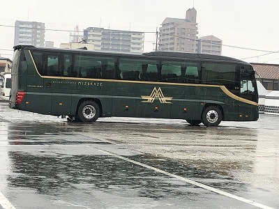 見慣れない観光バスが_d0031853_23231953.jpg