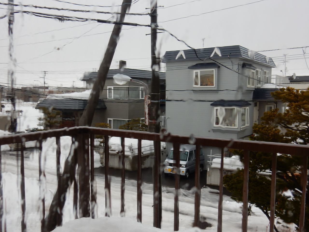 カチカチに凍った朝から雨の午後へ_c0025115_21415406.jpg