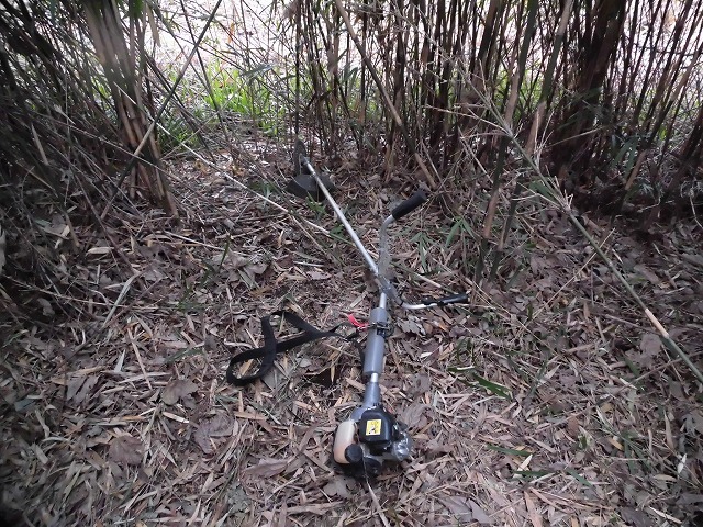 金属疲労?で草刈り機がポッキリも 滝川の竹林退治に向けて「完全武装」で通路確保_f0141310_08062646.jpg
