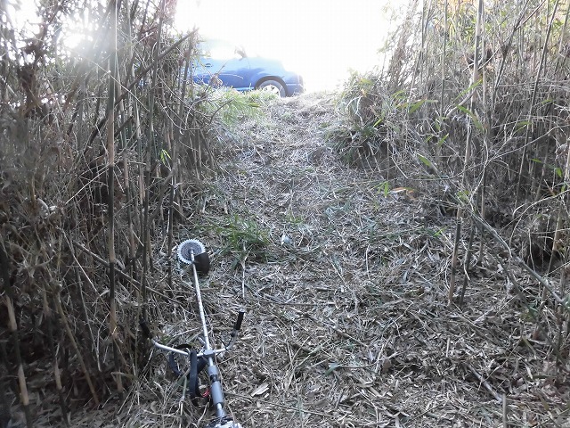 金属疲労?で草刈り機がポッキリも 滝川の竹林退治に向けて「完全武装」で通路確保_f0141310_08084184.jpg