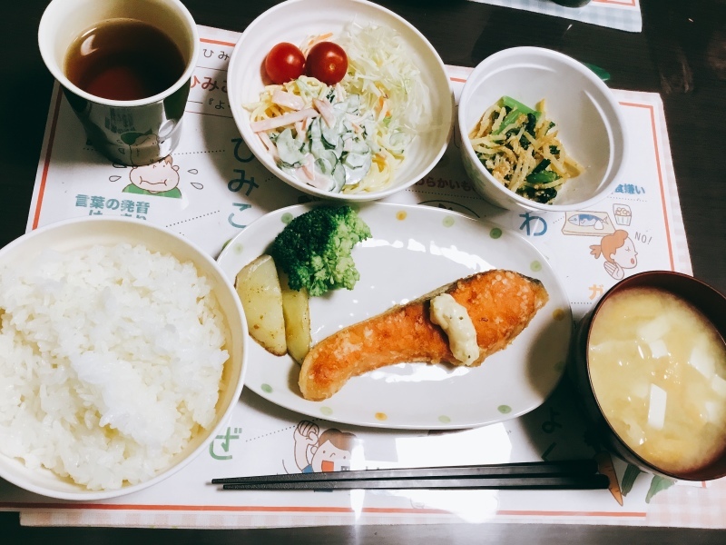 ひまわり荘 夕食 鮭の塩焼き モヤシナムル サラスパ 今日の献立 ひまわり荘 夕食 鮭の塩焼き モヤシナムル サラスパ 今日の献立