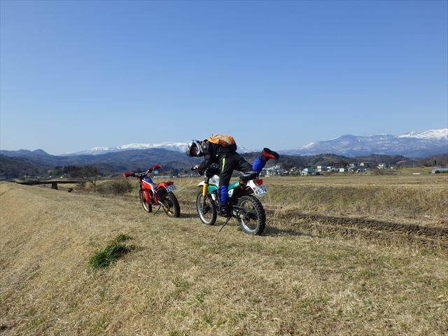 山道散歩は残雪で引き返す_b0080681_20585913.jpg