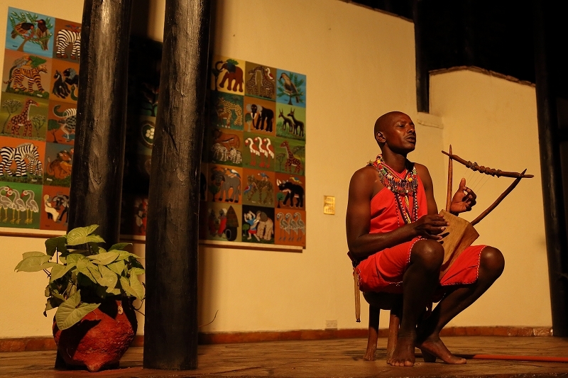 マサイ族の ある家系にだけ代々と伝わる弾き語りと ムパタの絵 旅プラスの日記