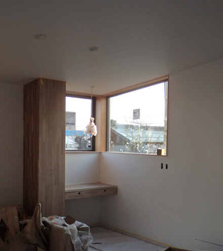 コーナー窓とワークスペース Atelier Kukka Architects