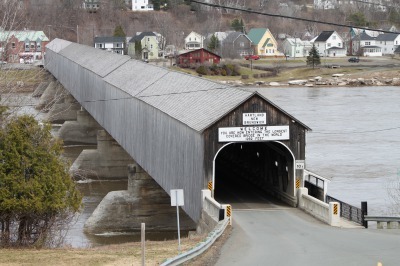 ニュー ブランズウィック州の屋根付橋 プリンスエドワード島の四季