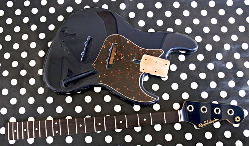 オーダーものを含むGuitarとBassの塗装が完了です。_e0053731_17425650.jpg