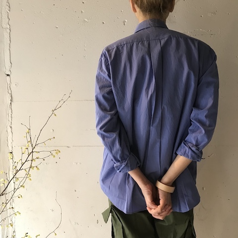 ブルーの色のシャツ　COMOLI_d0364239_19582133.jpg