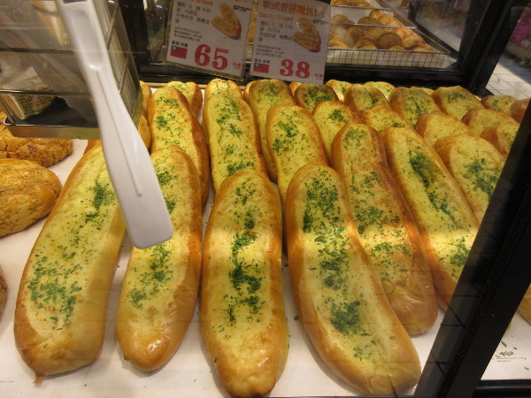 お土産をまとめ買いするならココ!台湾のカルフール・01@台湾でごはん2018冬_c0152767_21165327.jpeg