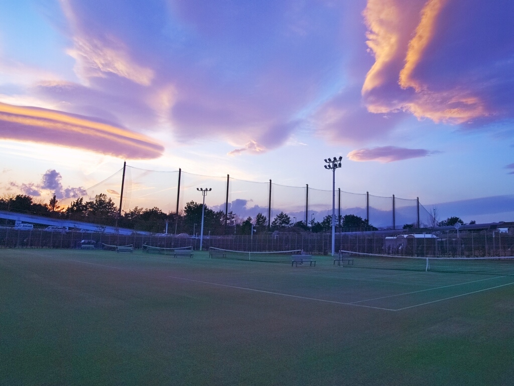 夕焼雲とテニスコートと いや だから 姉ちゃん じゃなくて ネイチャー 夕焼雲とテニスコートと いや だから 姉ちゃん じゃなくて ネイチャー