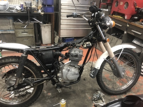 XL125 メンテナンス開始!_a0164918_20432248.jpg