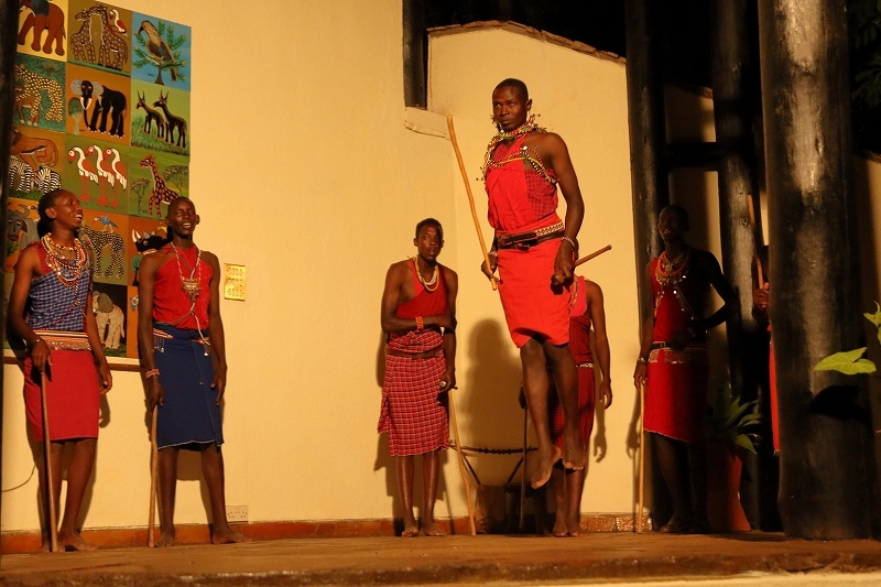 反動もつけずにヒョイと飛び それが高ければ高いほど尊敬される マサイ族のジャンプ ケニア マサイマラ 旅プラスの日記