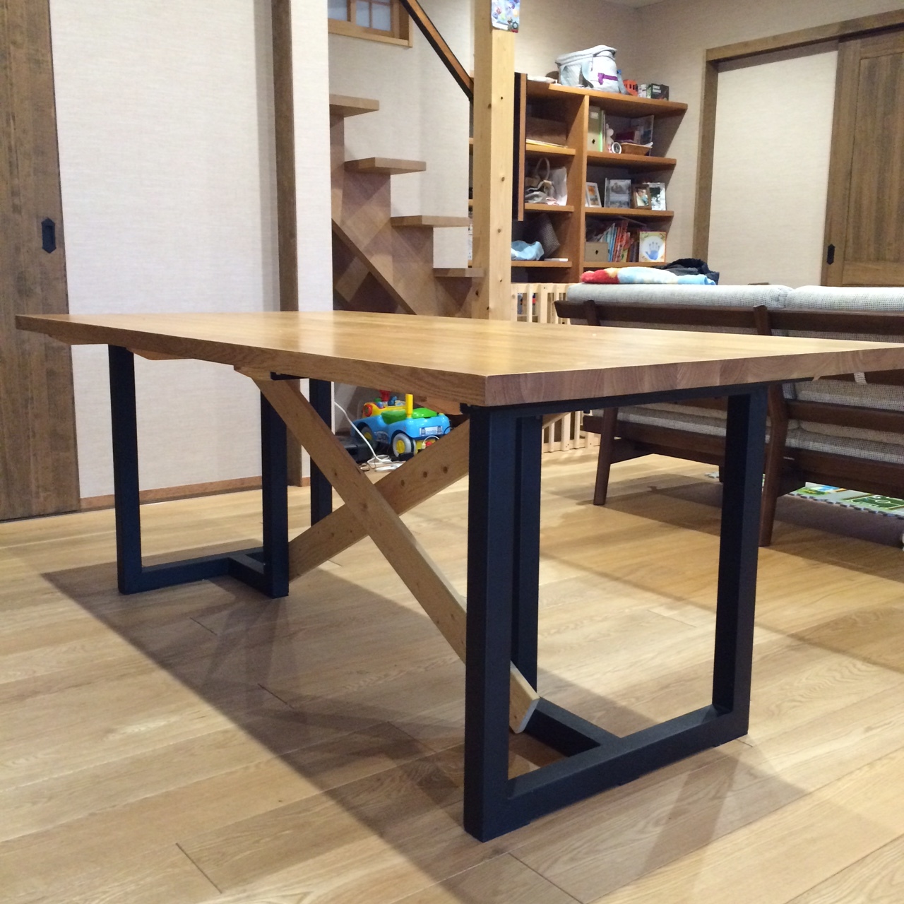 タモ無垢横剥ぎ集成材でテーブルをDIYで制作 : 木楽な店長のペイント