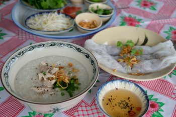 休日ごはん 鶏肉のおかゆとバインクオン ケロちゃんのハノイ生活 休日ごはん 鶏肉のおかゆとバインクオン ケロちゃんのハノイ生活