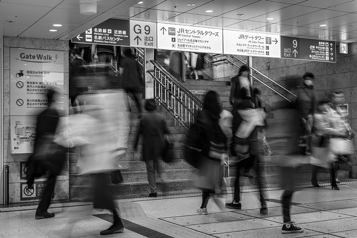 休日の駅に集う人々_d0353489_2258546.jpg