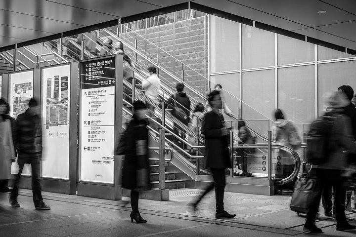 休日の駅に集う人々_d0353489_2259103.jpg