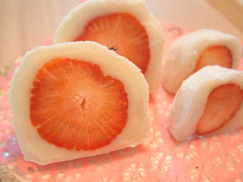 あまおうのいちご大福:アントルメ佐藤(藤崎町)_b0147224_20333779.jpg