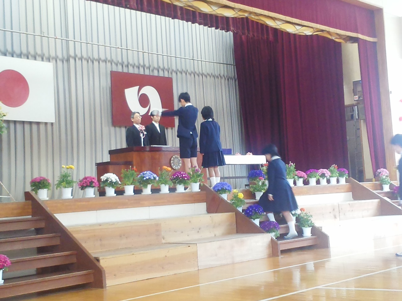 小学校の卒業式、新一年生の黄色い帽子贈呈式_e0068696_07494927.jpg