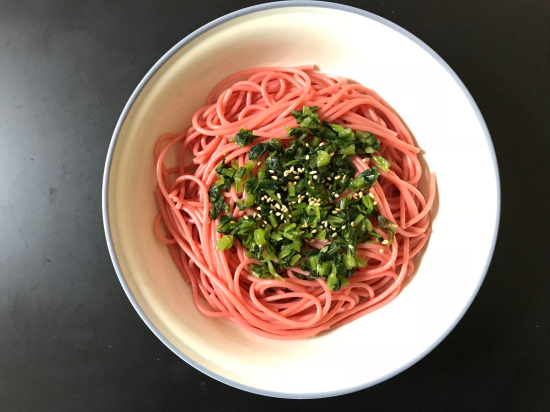 ピンク色のパスタ ぼっちオバサン食堂