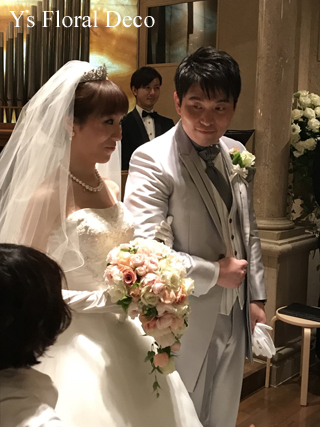 白＆薄ピンクのキャスケードブーケ　ウェスティンホテルの新婦さんへ_b0113510_21290153.jpg