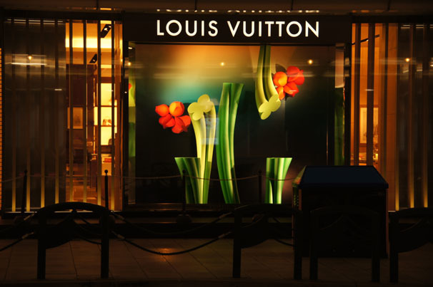 2 ショーウィンドウ Louis Vuitton In 京都 四条通り Double Rainbow 2 ショーウィンドウ Louis Vuitton In 京都 四条通り Double Rainbow