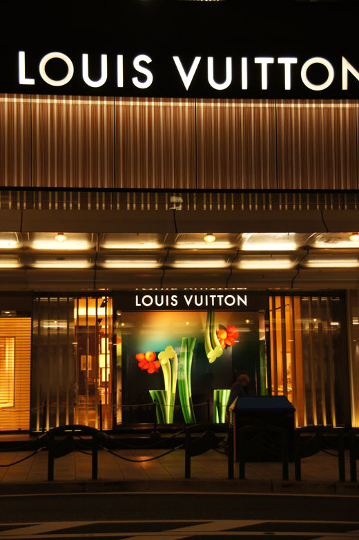 2 ショーウィンドウ Louis Vuitton In 京都 四条通り Double Rainbow 2 ショーウィンドウ Louis Vuitton In 京都 四条通り Double Rainbow