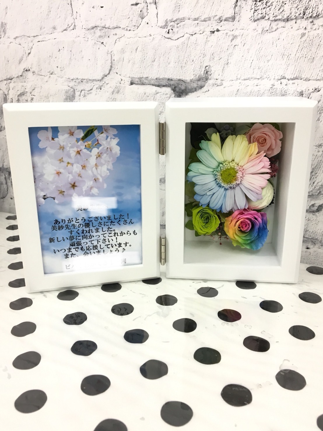 生誕祭イベントでのプレゼント ファンの方々からレインボーローズフォトフレーム 山梨県プリザーブドフラワー レインボーローズ専門店 プリザーブドフラワーなないろ