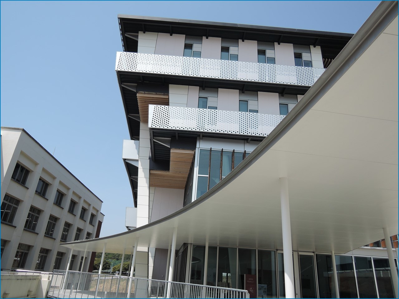 静岡理工科大学 理工学部 建築学科棟の見学 1_c0376508_15425531.jpg