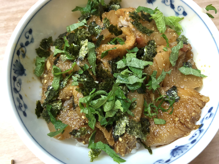 岡山名物!鰆丼(さわら丼)がうまい岡山駅前の「竹浜」*食べログ3.5以上の店_e0171573_162080.jpg