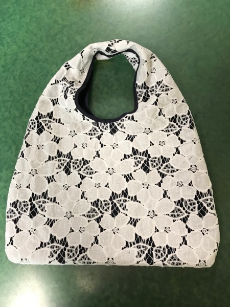 レースで中位サイズのおむすびバッグを作りました。_e0397389_16532744.jpg