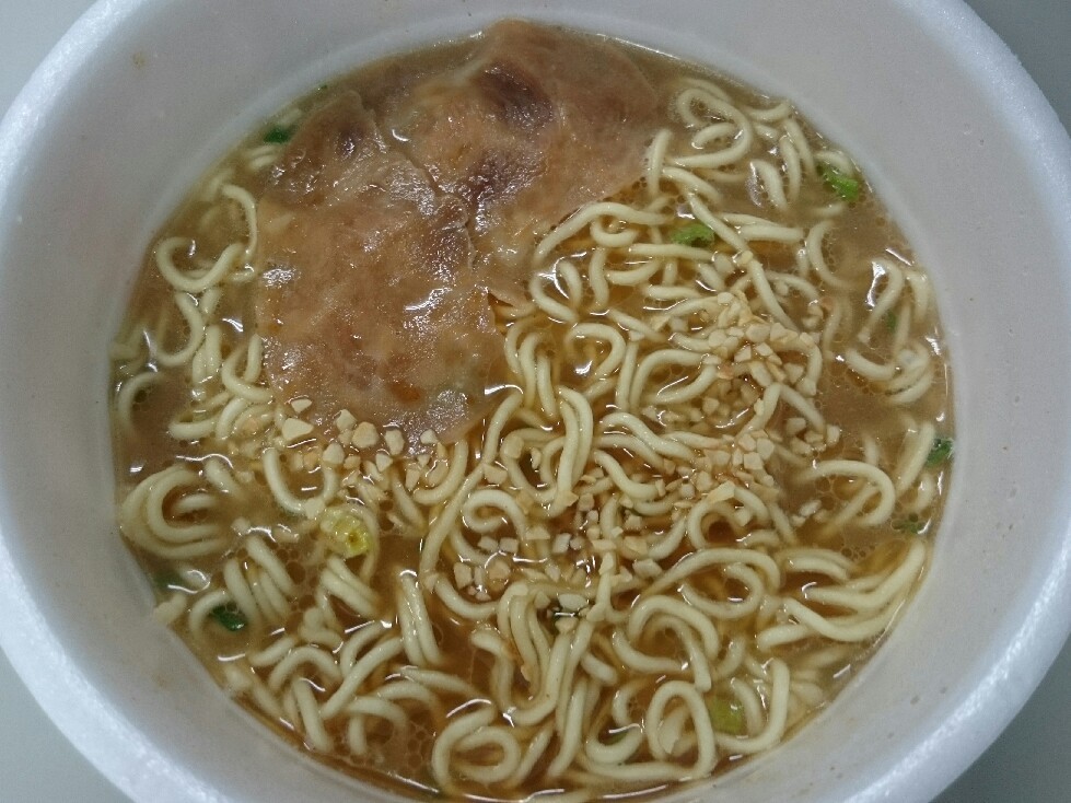 4/5夜勤飯 サンポー 熊本とんこつ焼豚ラーメン黒_b0042308_01401084.jpg