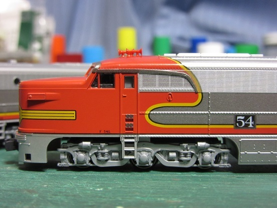 最近のアメリカ型 : 赤い電車は臼い線