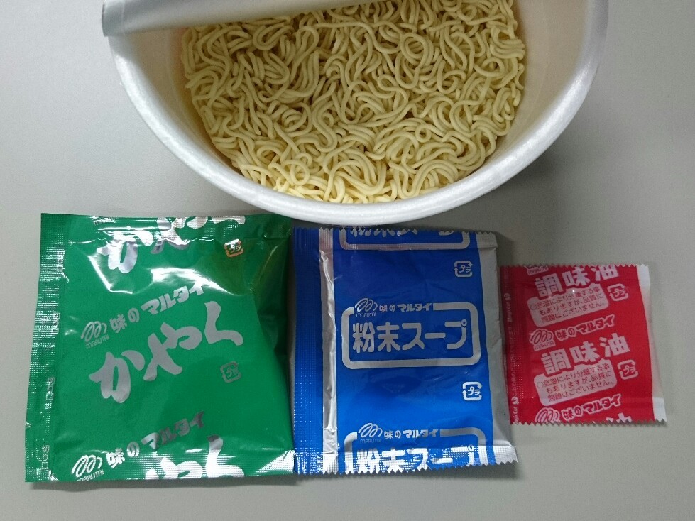 4/6夜勤飯 マルタイカップラーメン & サンリツ かにぱん_b0042308_01334723.jpg