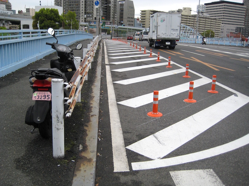 通せんぼ_b0057679_09413353.jpg