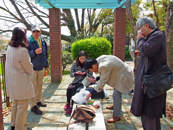 恒例の芦屋川での英語花見会は葉桜会_e0083517_01283556.jpg