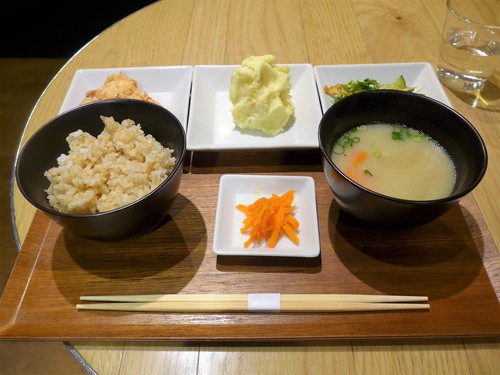 代官山「FLUAX CAFE」へ行く。_f0232060_1637381.jpg