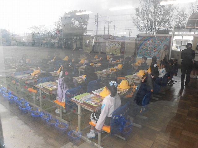 雨上がりでサクラの落花が少し残念 今泉小・吉原二中の入学式_f0141310_07583887.jpg
