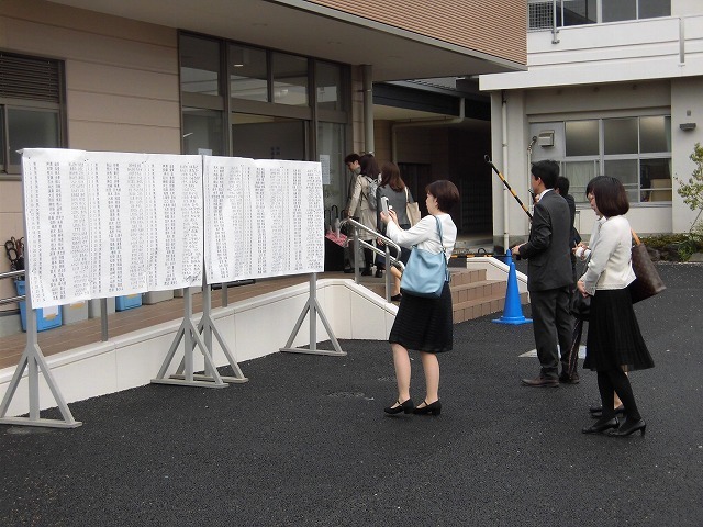 雨上がりでサクラの落花が少し残念 今泉小・吉原二中の入学式_f0141310_07590322.jpg