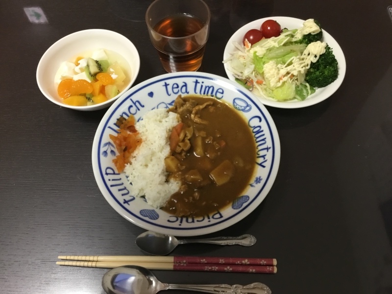 しらゆり荘夕食 カレーライス サラダ フルーツポンチ 今日の献立