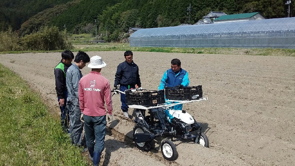 里芋植え付け機 運搬機