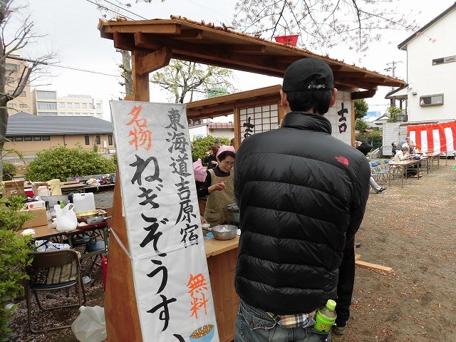 小潤井川はヤエザクラが見頃！　　北側でマンション建設が進む緑町公園で「吉原地区さくら祭」_f0141310_08175204.jpg