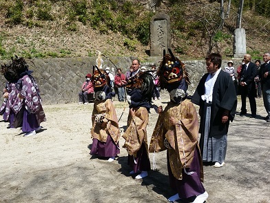 西山獅子例大祭で奉納_d0003224_11552071.jpg