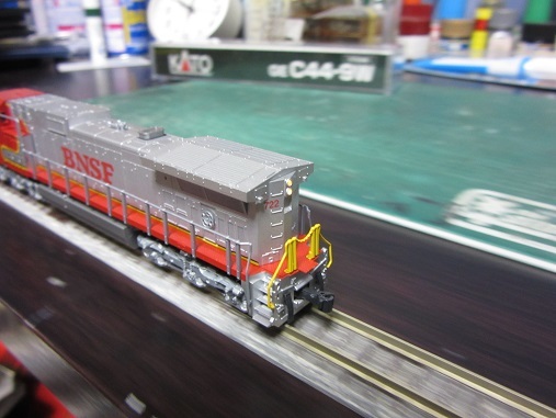 KATO C44-9W BNSF（Warbonnet）♯722 : 赤い