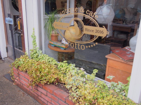 スフレチーズケーキとカフェラテ：Antique & Cafe ROTTO（弘前市）_b0147224_23564.jpg