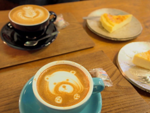 スフレチーズケーキとカフェラテ：Antique & Cafe ROTTO（弘前市）_b0147224_2362579.jpg