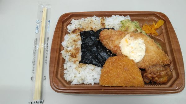 セブンの海苔弁当　海苔のサイズが半分以下になる _b0163004_06302396.jpg