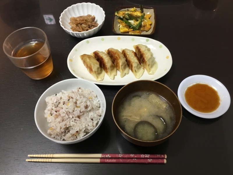 しらゆり荘夕食 餃子 ゴボウと牛肉の炒め物 卵アスパラ焼き_c0357519_18254479.jpeg