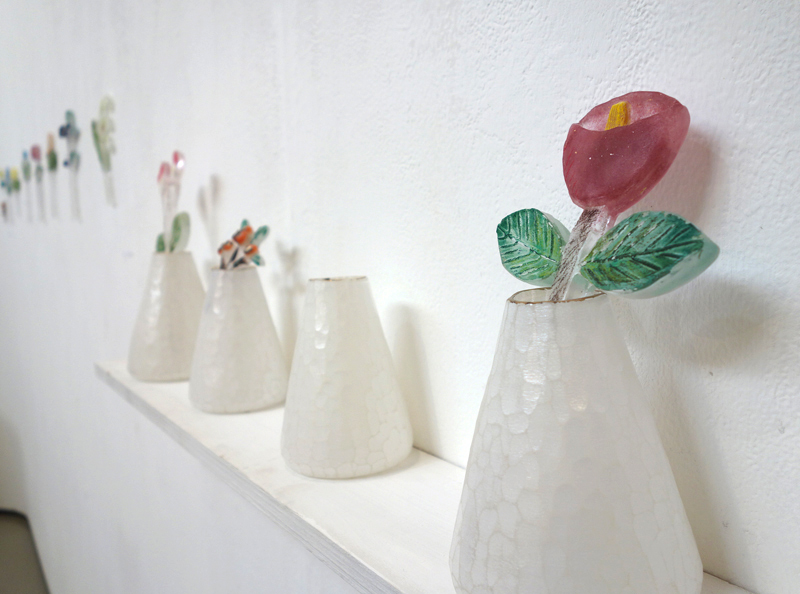 今週末4/15(日)まで【安達知江硝子展〜はるのゆめうつつ】壁にかけても挿しても。硝子の花一輪。_a0017350_06324069.jpg