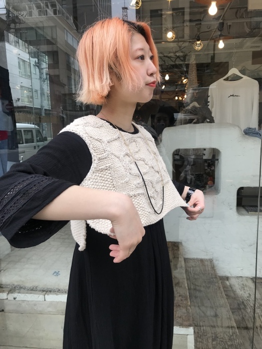 【キャピタル】ハンドニット　アイヌ刺しベスト(キナリ, size1) キャピタル】ハンドニットアイヌ刺しベスト(キナリ, size1)